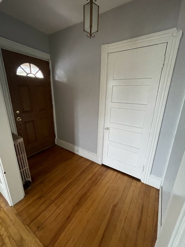 Front hallway - 15 Bolton St