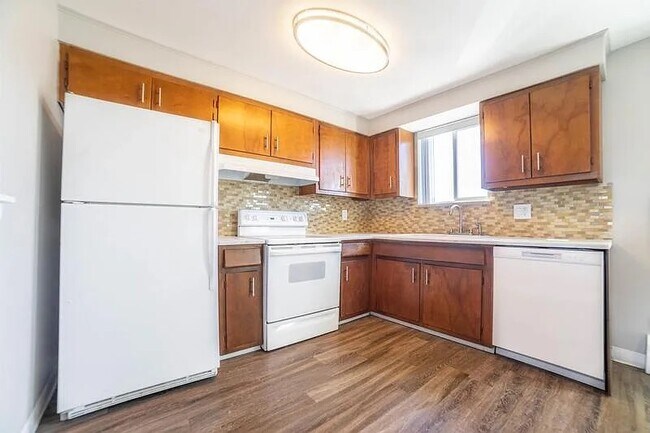 Foto del edificio - COTTONWOOD APARTMENTS