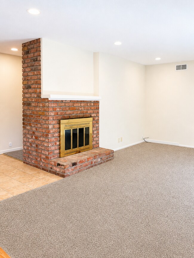 Building Photo - Lovely 3 bedroom 2 bathroom home in San Jose. Available for rent Now!