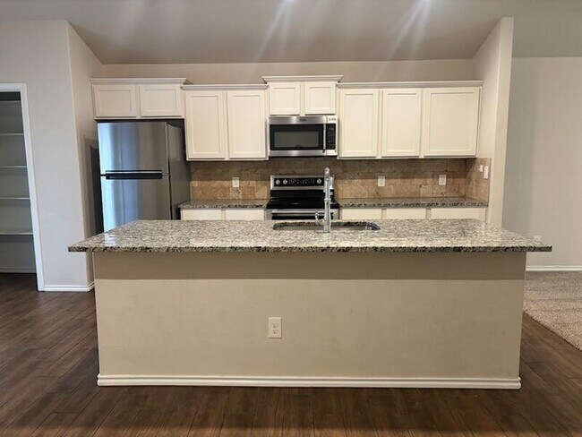 Foto del edificio - 14005 Vernon Ave