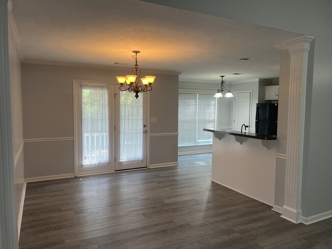 Building Photo - 590 Lory Ln