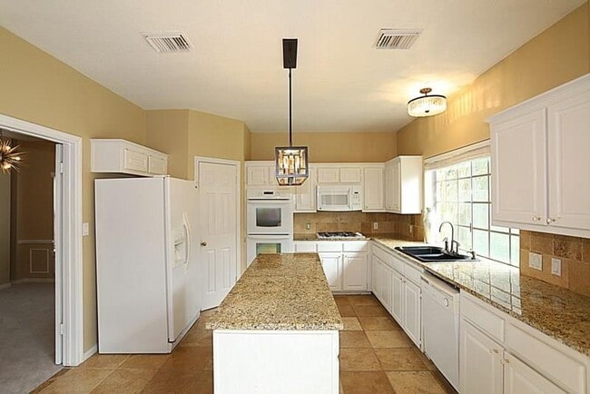 Building Photo - 2105 Spyglass Dr