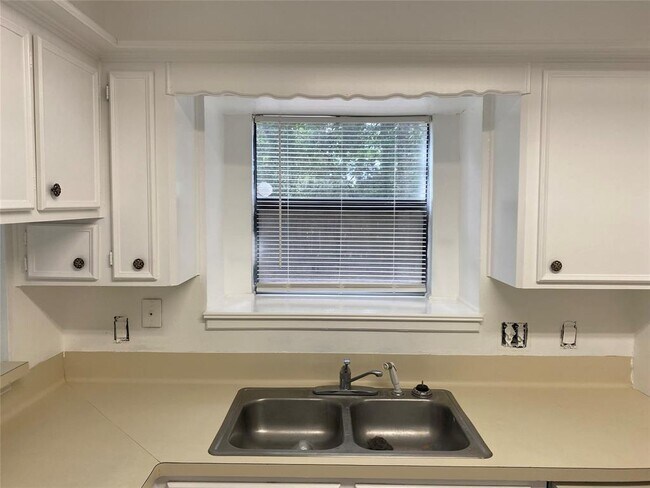 Building Photo - 216 S Deerfoot Cir