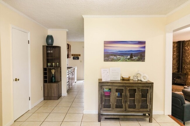 Building Photo - 39 Southwicke Dr