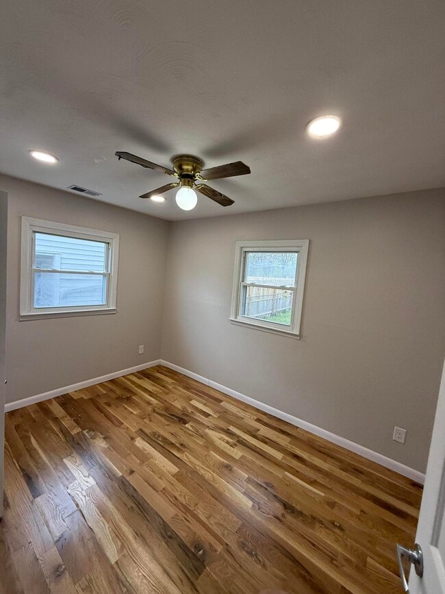 Building Photo - 719 Moberly Rd