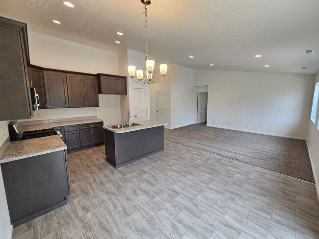 Building Photo - Beautifully Home in the Valley