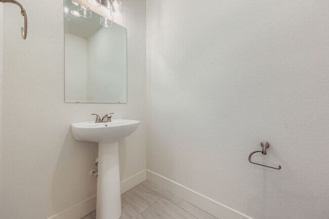 Foto del edificio - 3 BED/3 BATH TOWNHOME AVAILABLE NOW!