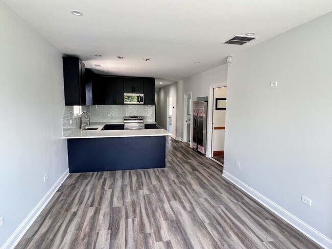 Building Photo - 3840 W Diversey Ave