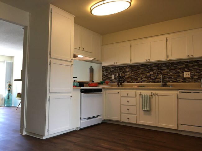 Building Photo - Villa Pacific Townhomes