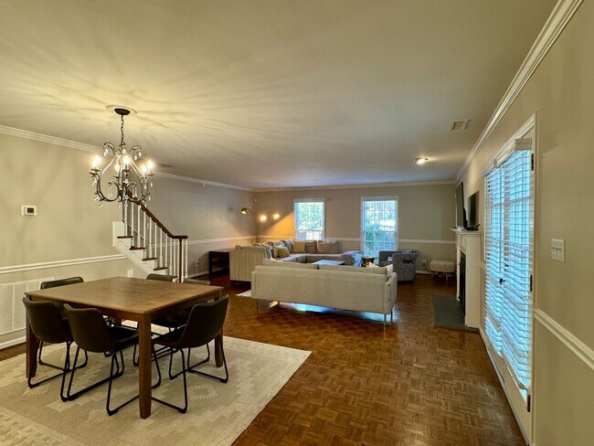 Foto del edificio - Fully Furnished 2 BR Townhouse in Chapel Hill – Utilities Included!