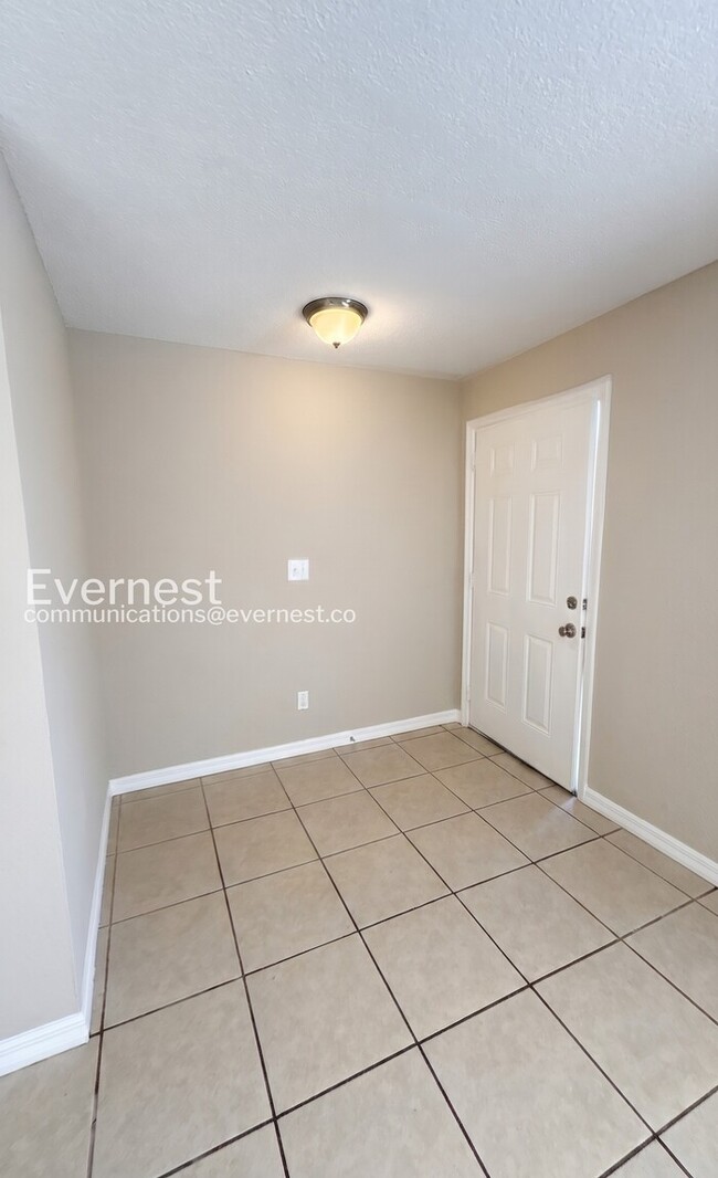 Building Photo - 3060 St Paul Dr