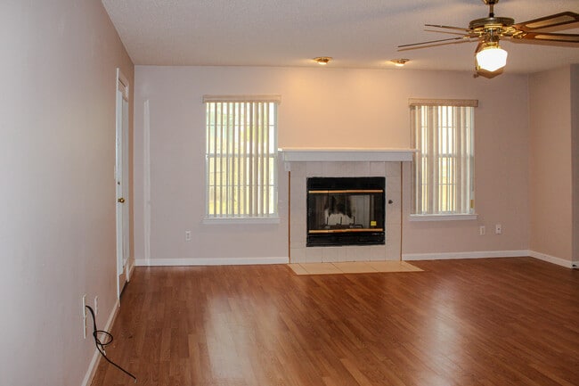 Foto del edificio - 305 Ashley Dr