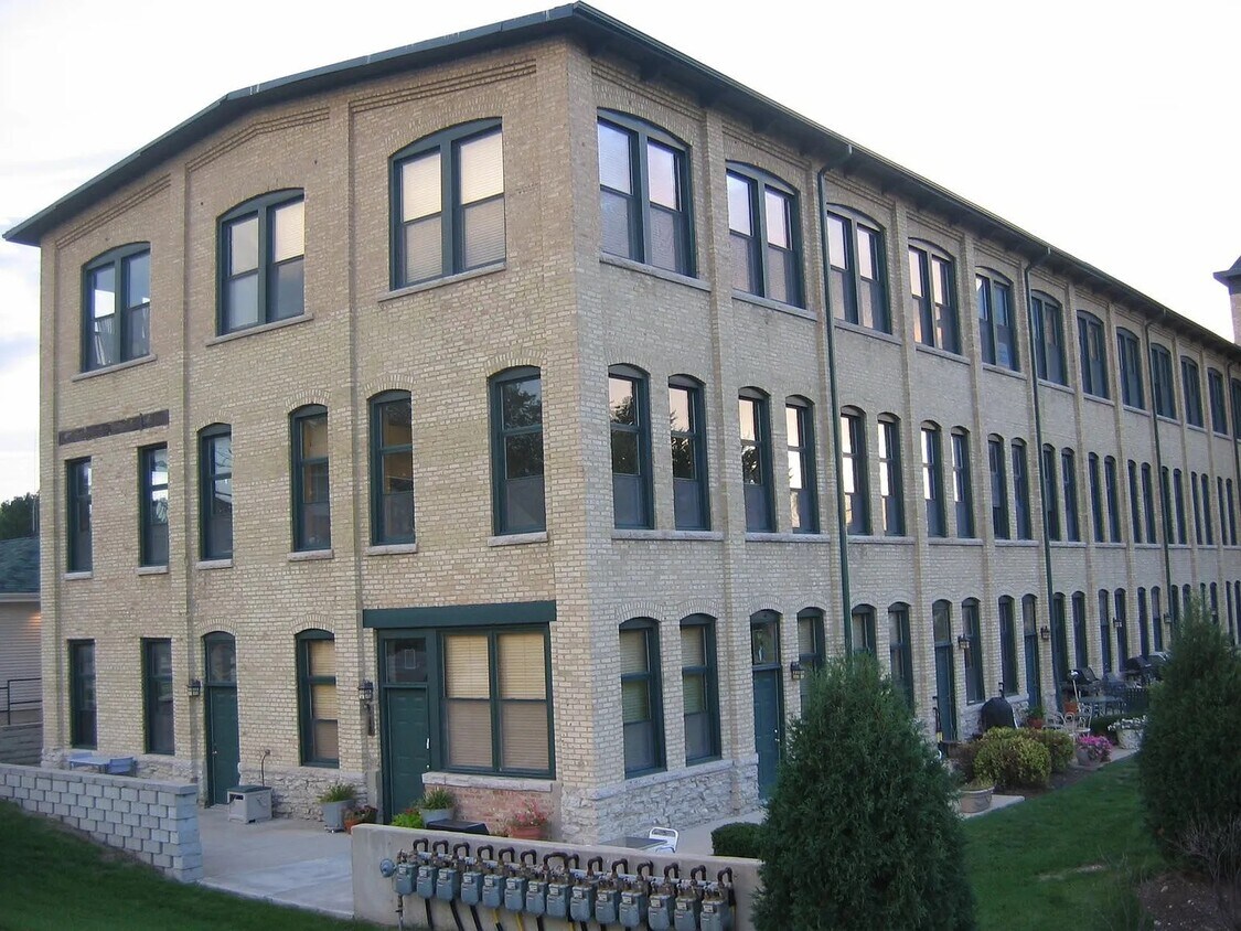 616 Congdon Ave Unit 1, Elgin, IL 60120 Condo for Rent in Elgin, IL