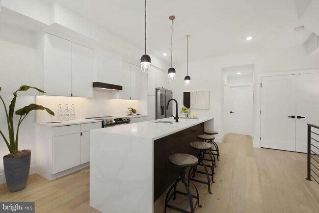 Foto del edificio - Modern 3BR/3BA Shaw Penthouse with Two Private Decks