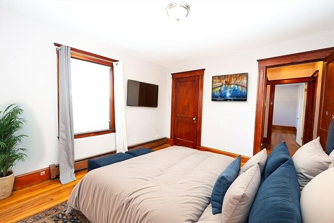 Building Photo - 65 Clifford St