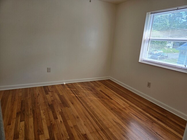 Building Photo - Oak Ridge 37830 - 2 bedroom, 1 bath - Cont...