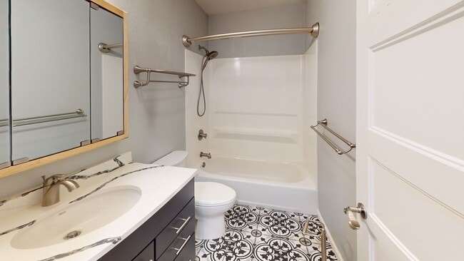 Building Photo - Fully Updated Large 1 Bedroom in Fairbanks! Available now!