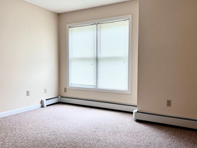 Building Photo - Lakeview 2 bedroom, 1 1/2 bathroom