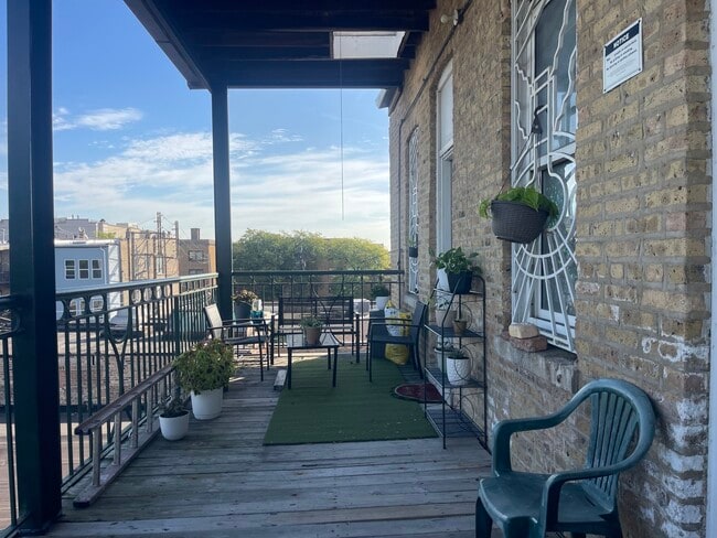 Building Photo - 3220 W Armitage Ave