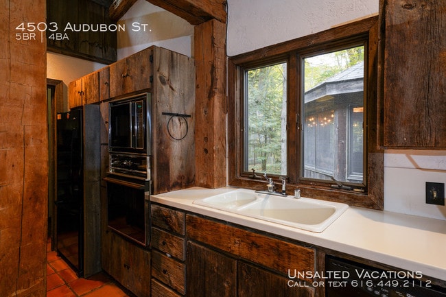 Building Photo - Amazing home located in Castle Park