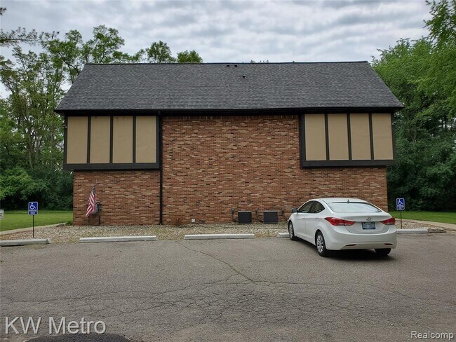 Foto del edificio - 2045 Duck Lake Rd N