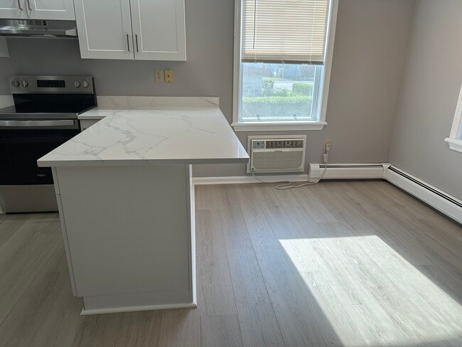 Building Photo - 142 Eden Ave