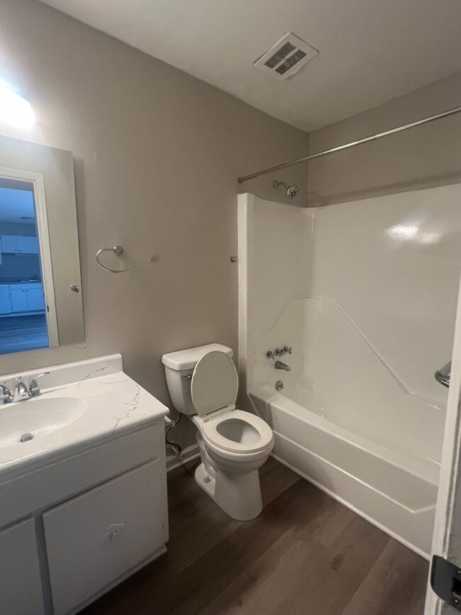 Building Photo - 1 Bedroom 1 bathroom