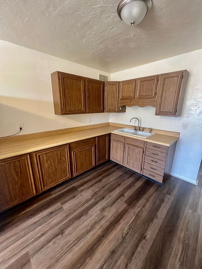 Building Photo - Wonderful home on large corner lot!