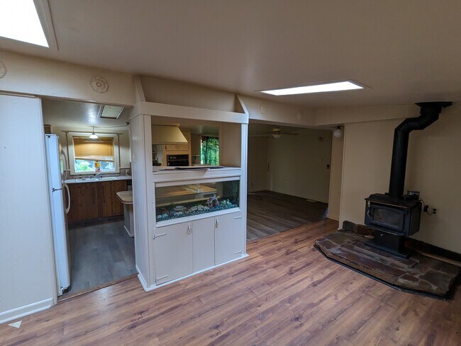 Desde la sala de estar hasta la cocina y el comedor. - 6255 Bellwood Dr