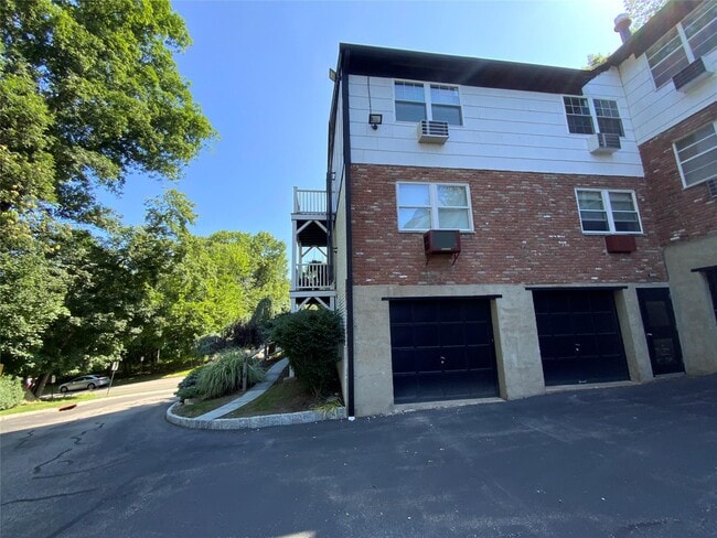 Building Photo - 31 Parkside Dr