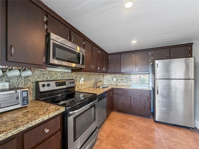 Foto del edificio - 21785 Cypress Dr