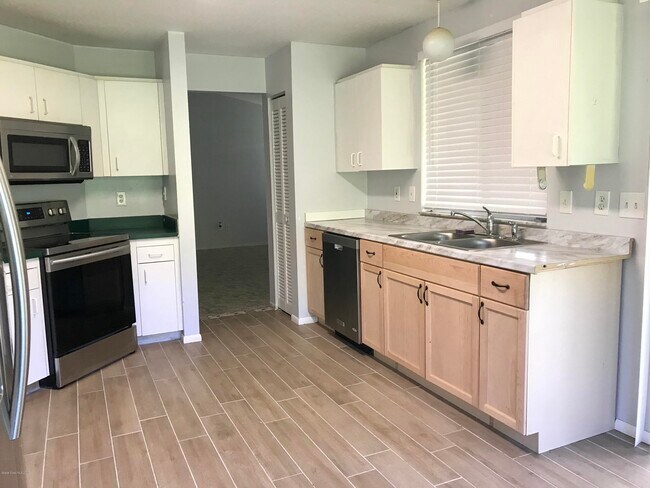 Building Photo - 1125 Goldenrod Cir NE