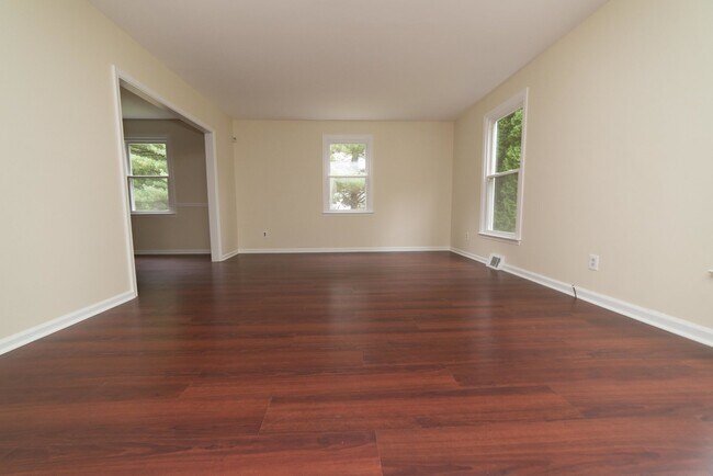 Building Photo - Rose Tree Media SD! Large yard, finished basement, attached garage, electric fireplace and comple...