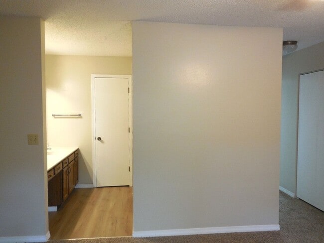 Building Photo - 2 Bedroom 1.5 Bath Townhouse with Fireplac...
