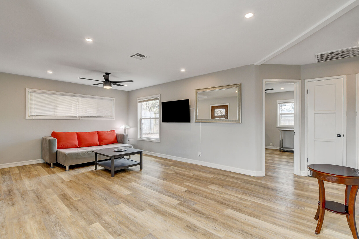 Foto principal - 1017 E Oakey Blvd