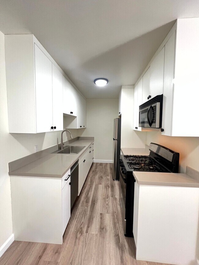Foto del edificio - 2408 Ocean Park Pl S