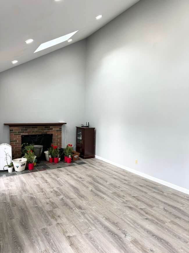 Building Photo - 12 Echo Ln