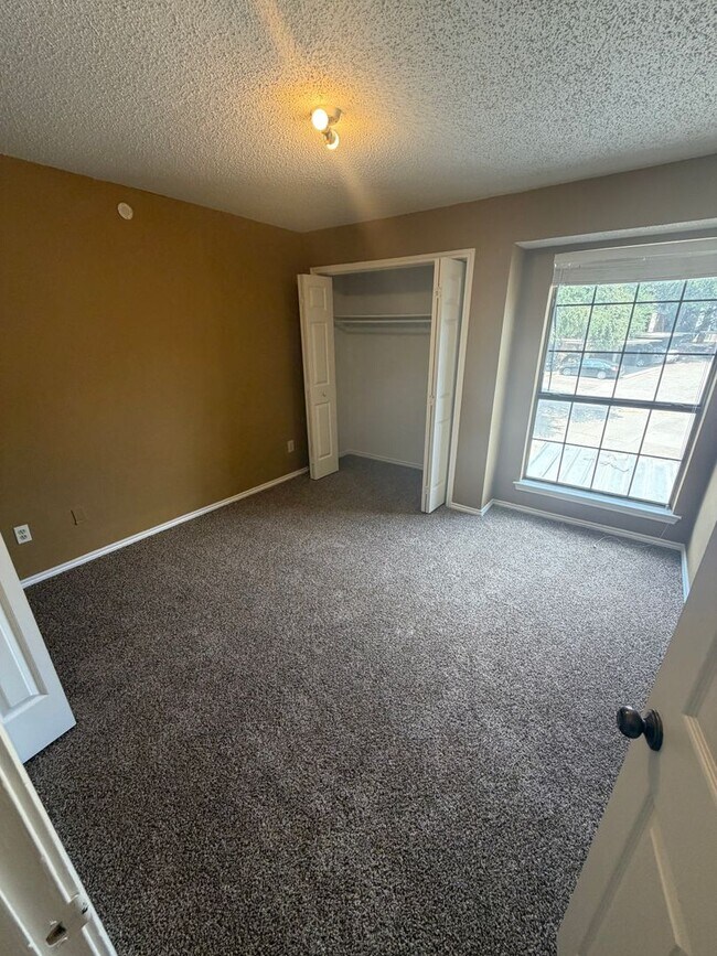 Foto del edificio - 9601 Forest Ln