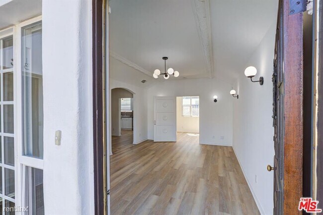 Building Photo - 2 br, 2 bath Condo - 322 S Reeves Dr Apt B