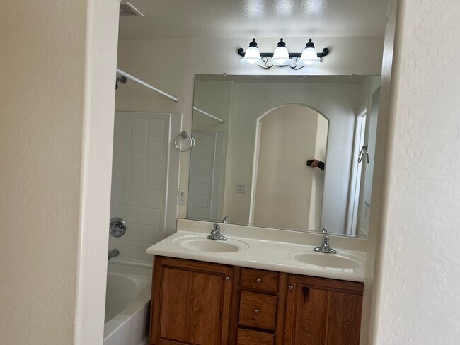 Foto del edificio - 14072 W Country Gables Dr