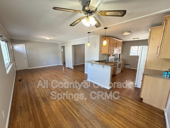 Building Photo - 224 S Garo Ave