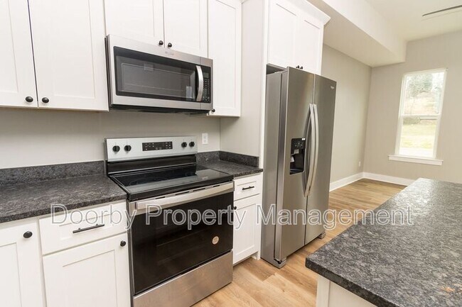 Building Photo - 905 W 39th St