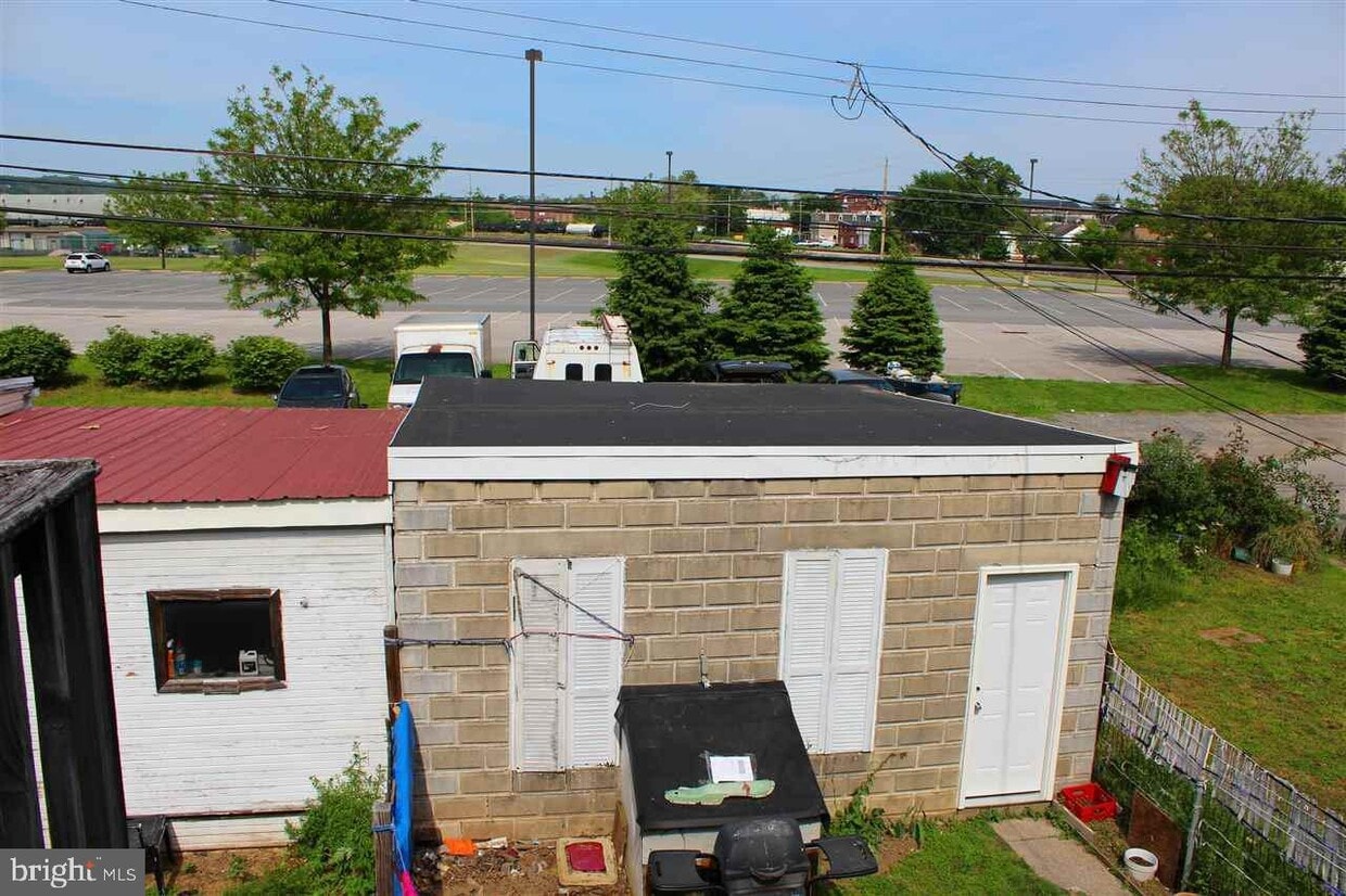 Building Photo - 429 N George St