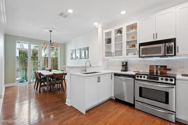 Building Photo - 3 br, 2.5 bath House - 519 SW 5th Ave # B