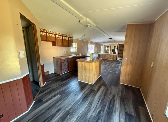 Building Photo - 615 S Bell St