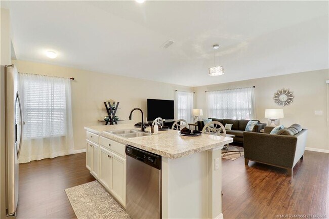 Building Photo - 5160 NW Pine Trail Cir