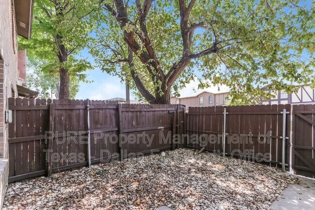 Building Photo - 940 Southmoor Dr