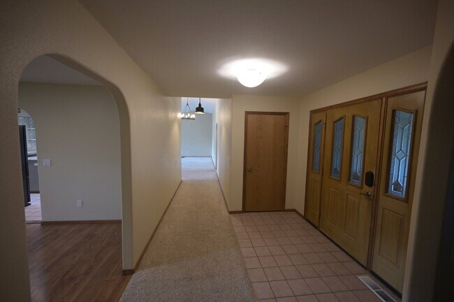 Foto del edificio - Single level, 3+ bed 3 bath, 2,932 sf home on 1.23 acres in Sequim