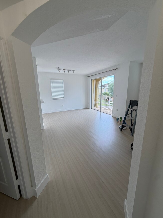 Excelente luz natural - 8814 W Flagler St
