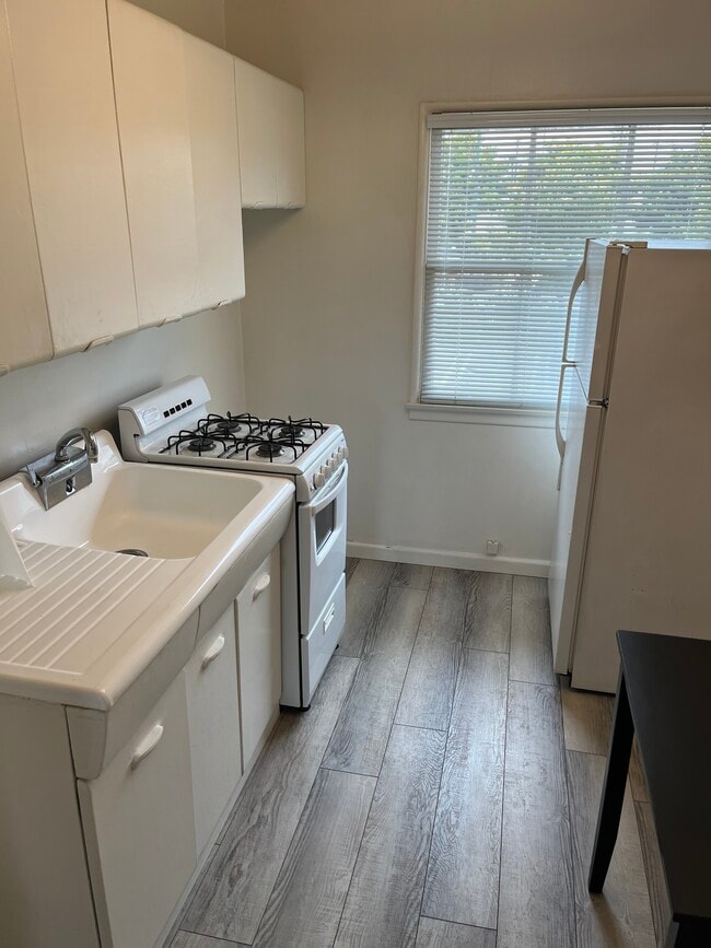 14 - Kitchen2 - Culver City Studios | Utilities Included
